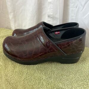 EUC Sanita Professional Danish Brown Tortoise Print Clogs Womens Sz 38 US 7